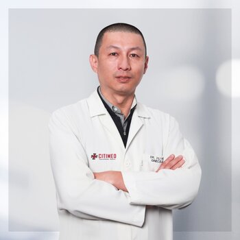 Dr. I-Li Huang, Ginecólogo Obstetra especialista en control prenatal y partos en Quito